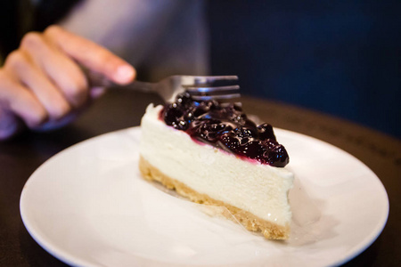 在白板上的蓝莓芝士蛋糕