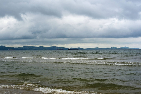 在多云的天气日本海的岸边