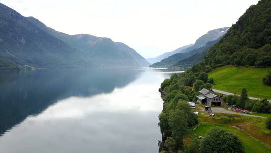 无人机在挪威峡湾和水为视角图片