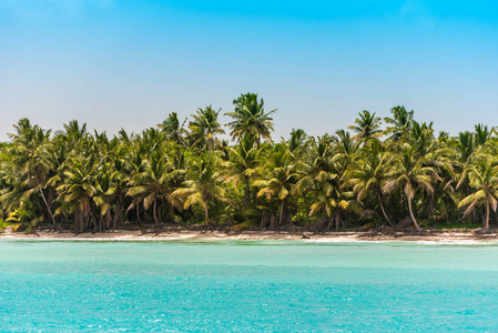 在 Bayahibe，La 莱昂的住宿，多米尼加共和国的沙滩。复制文本的空间