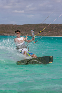 kitesurfer 在环礁湖玩