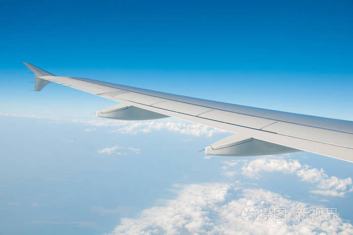 一架飞机在云层上方天空的翅膀