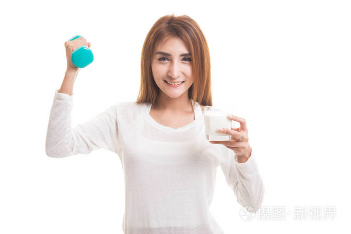 健康的亚洲女人，喝一杯牛奶和哑铃