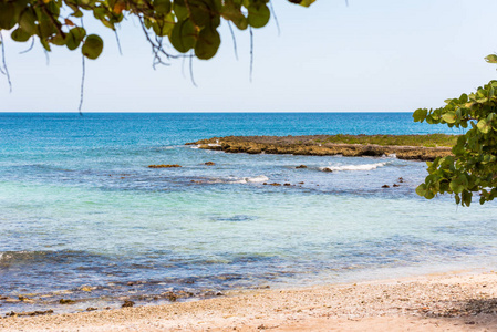 在 Bayahibe，La 莱昂的住宿，多米尼加共和国的沙滩。复制文本的空间