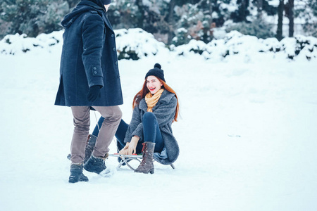 年轻夫妇爱情享受寒假，在白雪皑皑的冬日乐趣