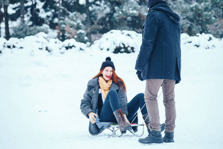 年轻夫妇爱情享受寒假，在白雪皑皑的冬日乐趣