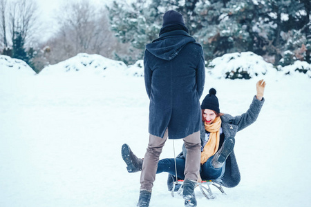 年轻夫妇爱情享受寒假，在白雪皑皑的冬日乐趣