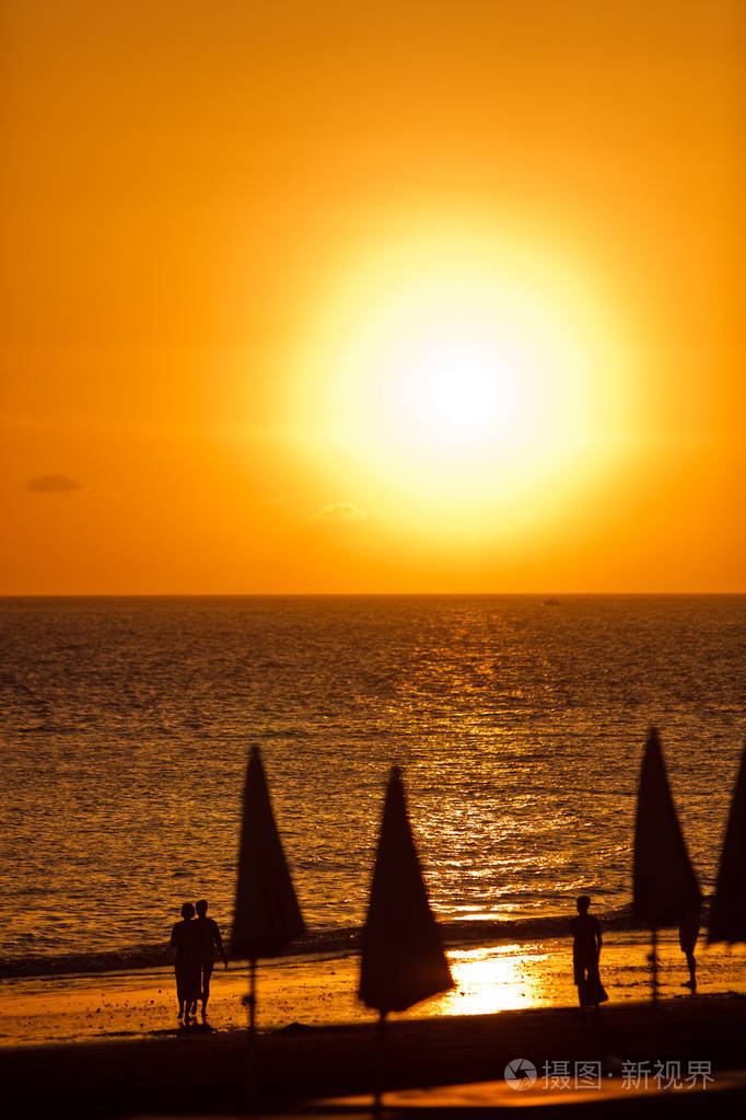 太阳能的夕阳剪影