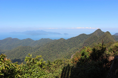 一座山上的观景台。蓝色 lagoo 视图