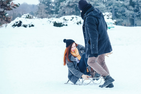 年轻夫妇爱情享受寒假，在白雪皑皑的冬日乐趣