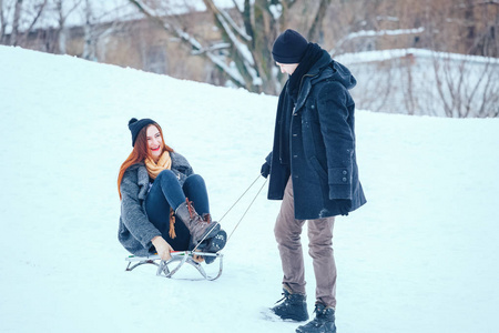 年轻夫妇爱情享受寒假，在白雪皑皑的冬日乐趣