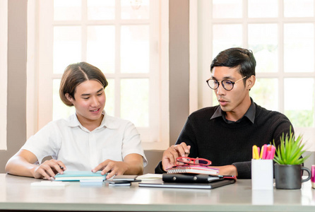 十几岁的男孩学习与家教