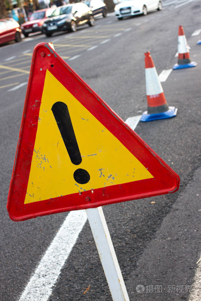 注意标志道路交通有限带红色边框的三角形在街上绕道