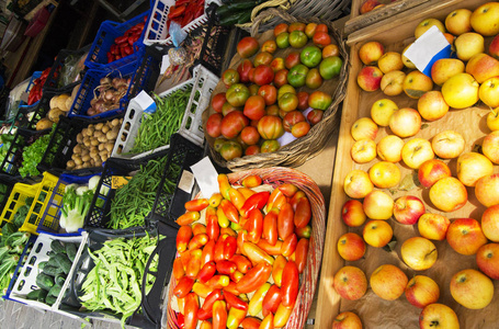 农贸市场柜台上的新鲜蔬菜。为素食主义者