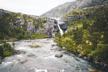 瀑布在挪威阴雨天气图片