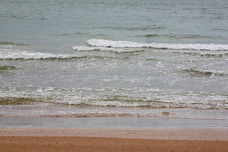 海浪和海滩的自然景观