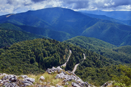 与石灰岩山地景观