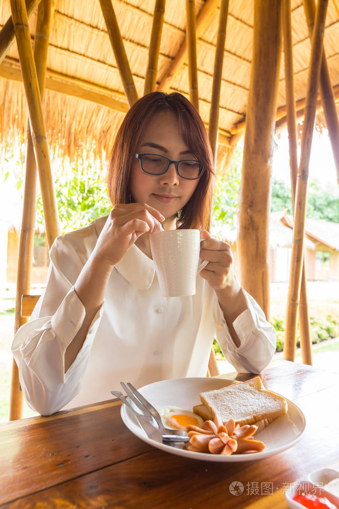 亚洲女人喝咖啡