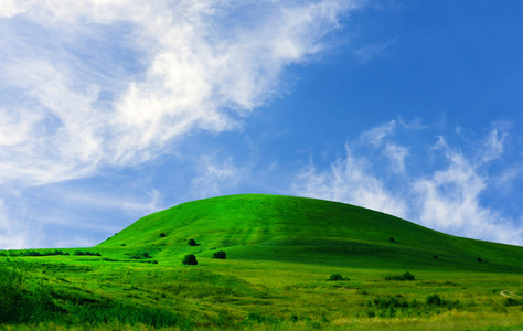 绿草山和蓝蓝的天空