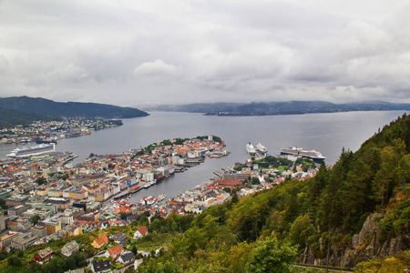 卑尔根和港口的 Floyen 山观 挪威