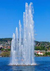 在瑞士的苏黎世湖上的喷泉图片
