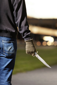 男子持危险格斗刀在公众上寻找受害者照片