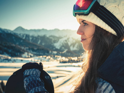 背景下的高山滑雪板女孩画像