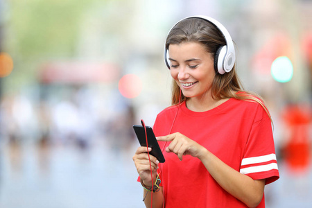 青少年在红色听音乐线上街上
