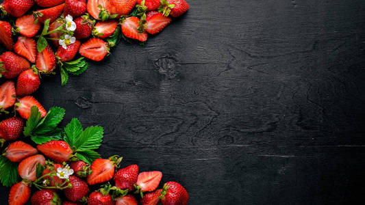 新鲜的草莓。健康的食物。木制的背景。顶视图。可用空间