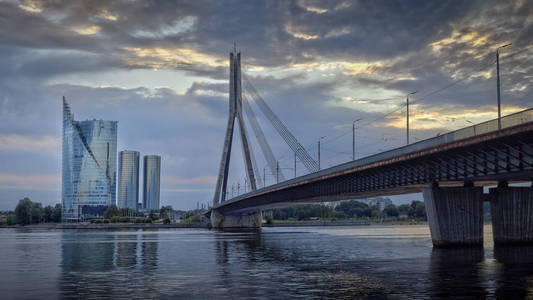 斜拉桥跨道加瓦河河在里加，拉脱维亚