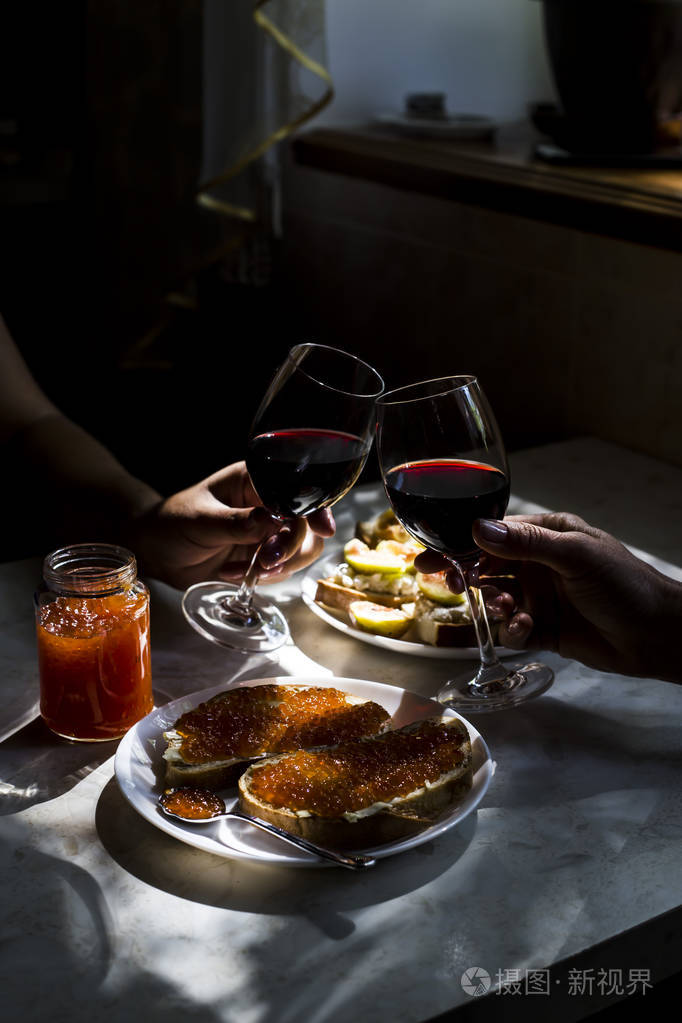 用红鱼子酱和美食红酒精致小吃