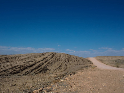 热美丽的一天冒险之路旅行通过沙漠岩石山风景路线到空虚与蓝天模仿空间背景