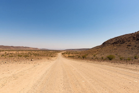 碎石 4 x 4 路穿越多彩沙漠在高一，在雄伟的达马拉兰兰德，风景秀丽的旅游目的地在纳米比亚，非洲