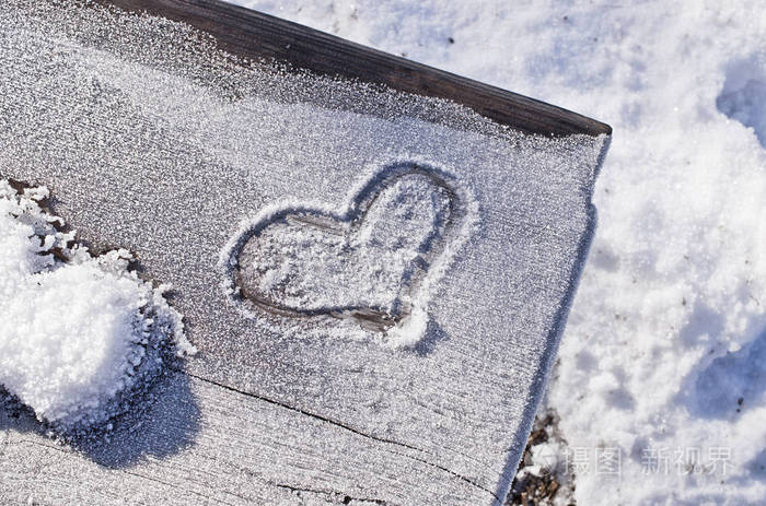 在雪地上的心