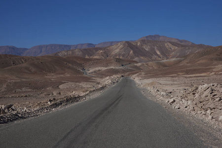 穿过阿塔卡马沙漠，从海岸的Arica到智利北部高原上的小镇普特雷。
