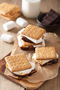 自制的棉花糖 smores 的巧克力饼干