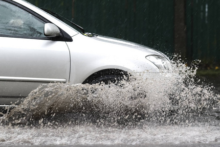 水淹公路在大雨中骑的车