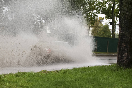 水淹公路在大雨中骑的车