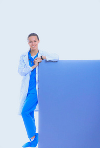 一名女医生和一个空白的广告牌。女医生