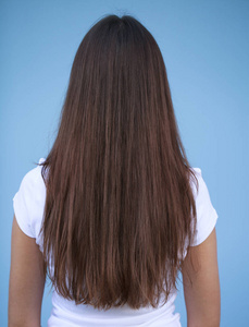 女的长的黑褐色头发,后方的看法照片