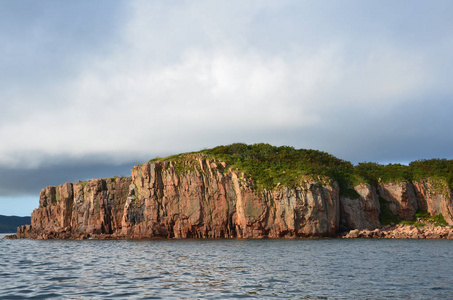 符拉迪沃斯托克 海参崴，波波夫岛在 9 月的红色岩石