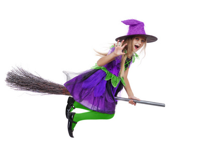 恐怖的万圣节女巫骑着扫帚飞行照片