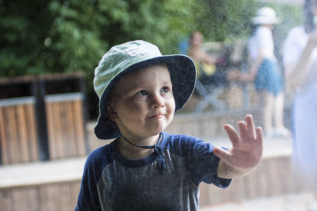 可爱的幼儿在雨中给了五个