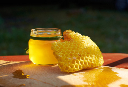 玻璃罐装满了蜂蜜与蜂窝
