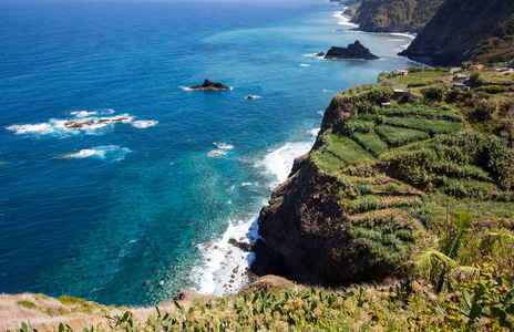 在葡萄牙马德拉岛北部海岸的蓬塔德尔加达