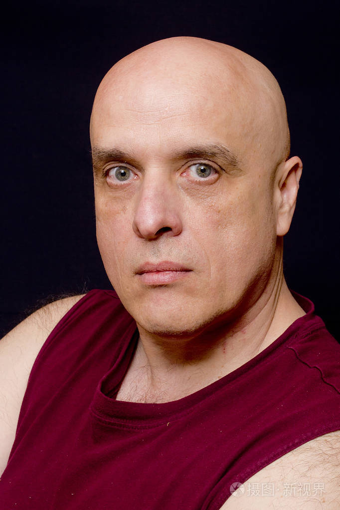 成人的秃头男人的肖像