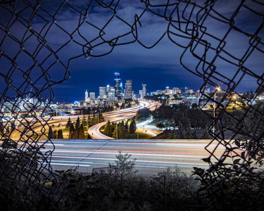 西雅图市夜间长时间曝光陷害被链链接围栏