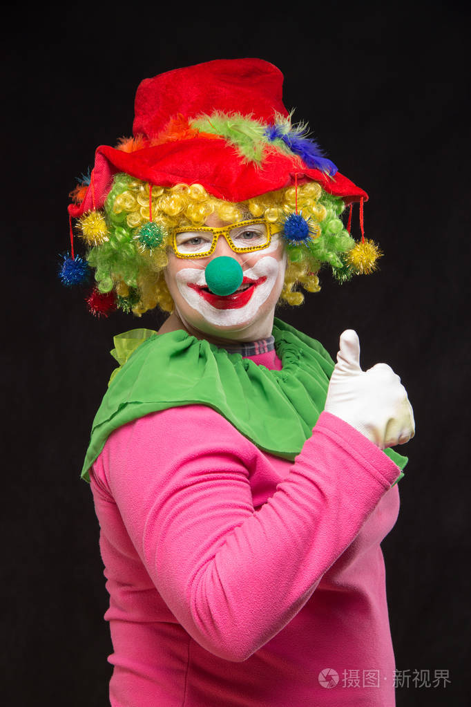 滑稽的小丑穿着闪亮眼镜好开朗情绪