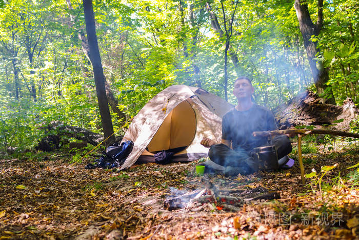 摄图新视界 照片 人物 在森林里的篝火和一个旅游帐篷, 游客在帐篷