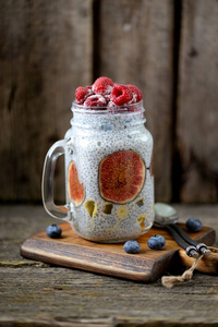 健康的早餐是用正大种子 龙舌兰糖浆 牛奶 无花果 冷冻的草莓，覆盆子和蓝莓布丁